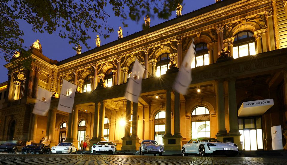 bên ngoài sàn giao dịch chứng khoán trước khi Porsche IPO ở Frankfurt, Đức. Ảnh Reuters.