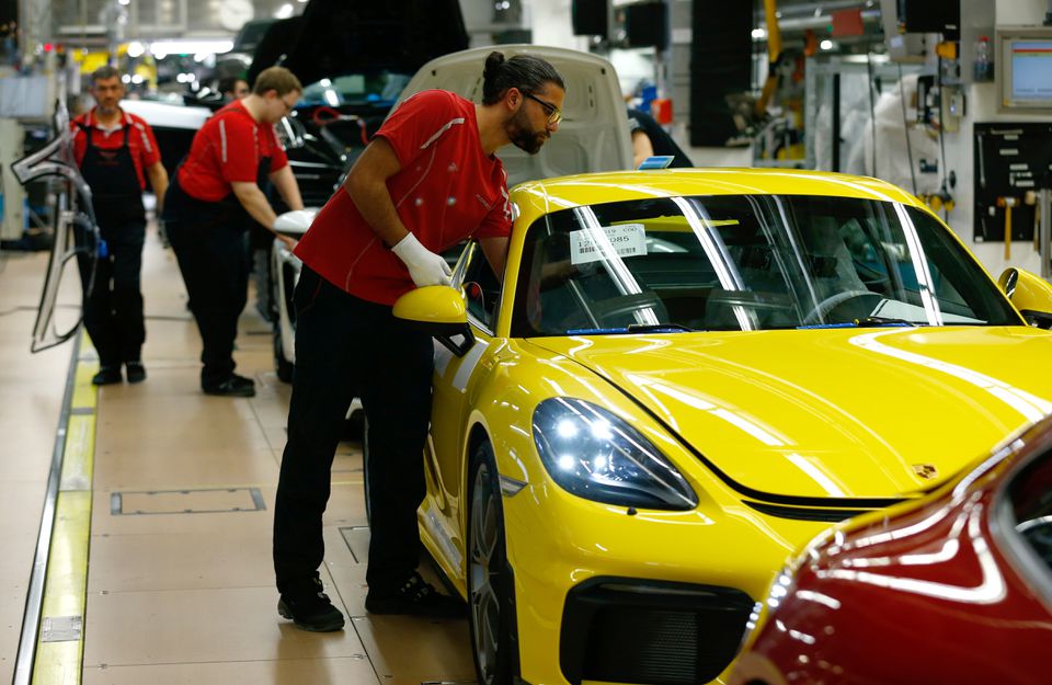 nhà máy Porsche ở Stuttgart-Zuffenhausen, Đức. Ảnh Reuters.