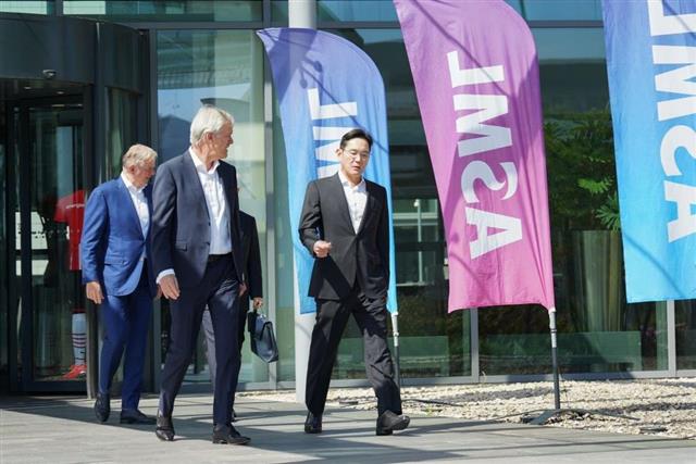 Chủ tịch Samsung Lee Jae-yong và Giám đốc điều hành ASML Peter Wennink.