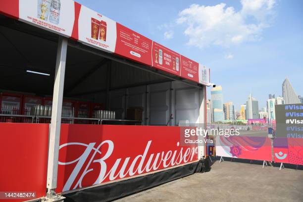 các lều tiếp thị mang nhãn hiệu Budweiser đã bị chuyển đi.