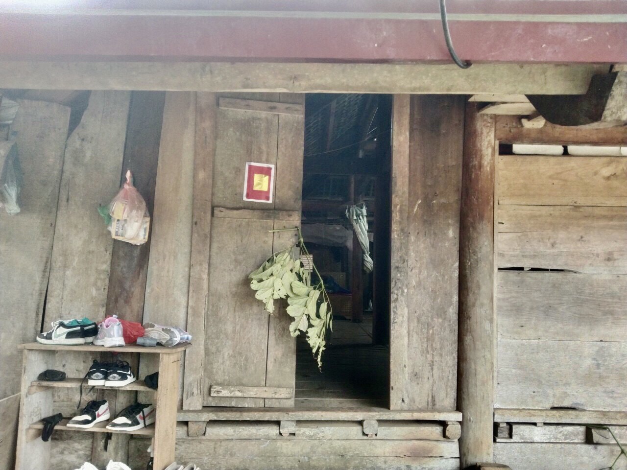 Trước giao thừa, mỗi nhà người Tày đều cắm ché lang (Ché Lang thường được làm bằng cành lá cây Núc Nác) ở cổng, cửa nhà, chuồng gia súc, gia cầm. 