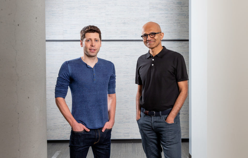 Sam Altman, CEO của OpenAI (trái) và Microsoft CEO Satya Nadella