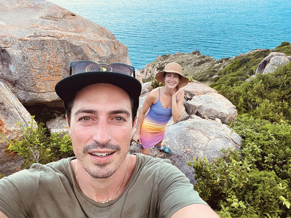 Nam diễn viên (cùng vợ, Michelle) đã đi bộ đường dài ở Công viên Quốc gia Núi Chúa khi nghỉ tại Amanoi.