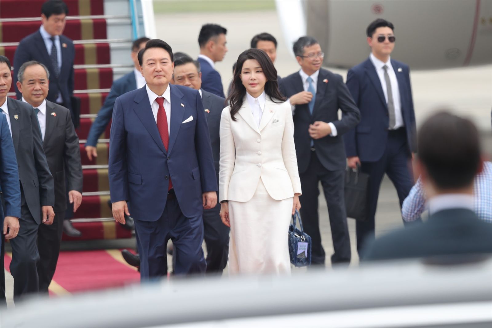 Tổng thống Hàn Quốc Yoon Suk-yeol và Phu nhân sáng 22/6 đã đến Hà Nội, bắt đầu chuyến thăm Việt Nam theo lời mời của Chủ tịch nước Võ Văn Thưởng.