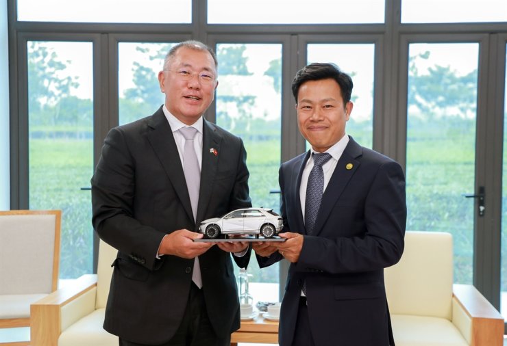Chủ tịch Điều hành Tập đoàn Ô tô Hyundai Chung Euisun, bên trái, chụp ảnh cùng ông Lê Quân, Giám đốc Đại học Quốc gia Hà Nội.