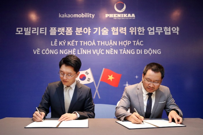 Ryu Gung-seon, CEO Kakao Mobility (trái) và Lê Anh Sơn, CEO Phenikaa-X.