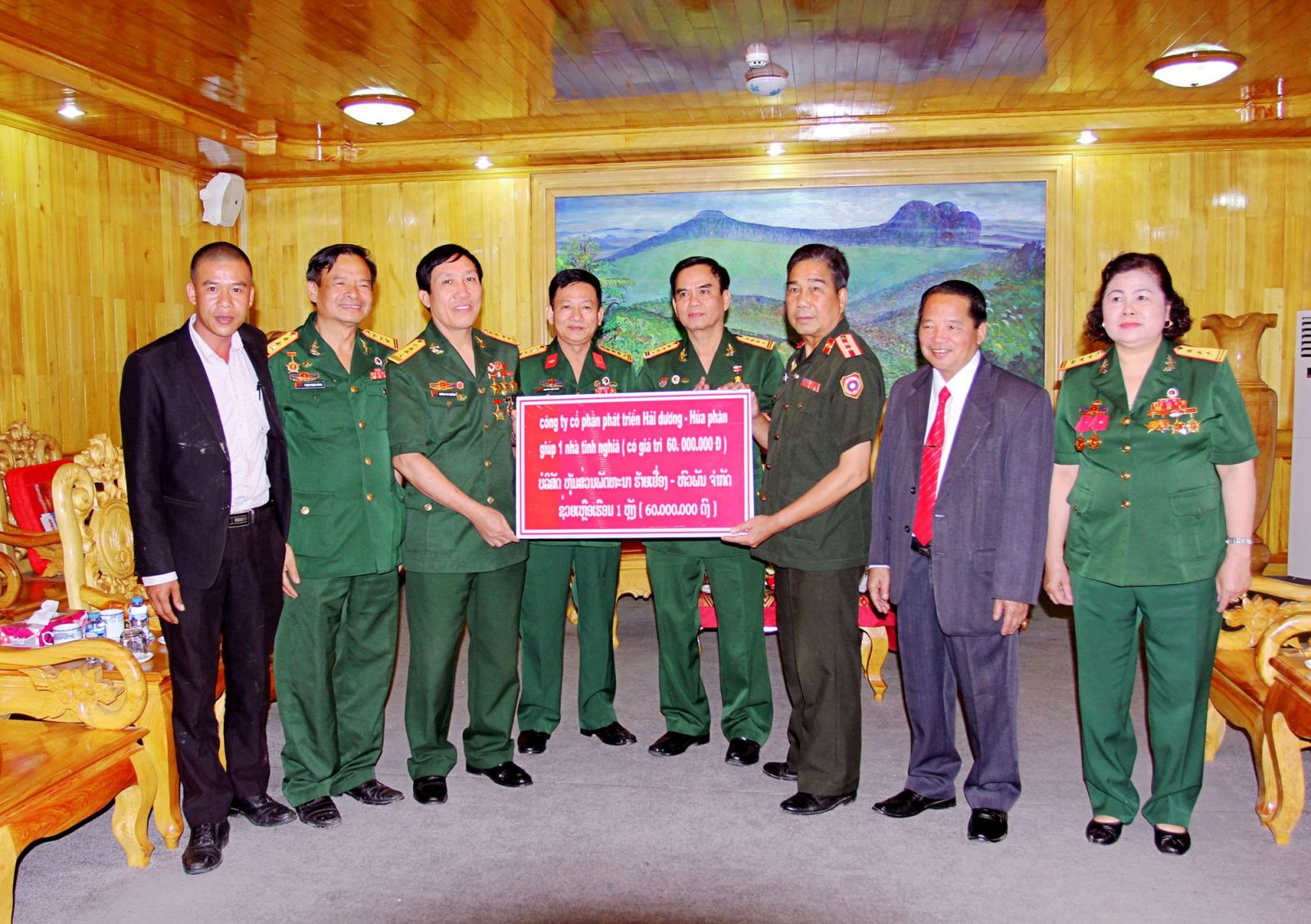 Hội Doanh nghiệp CCB tỉnh Hải Dương trao tặng Nhà tình nghĩa cho CCB tỉnh Hủa Phăn (Lào), năm 2018. Ảnh: Đoàn Anh Hải.