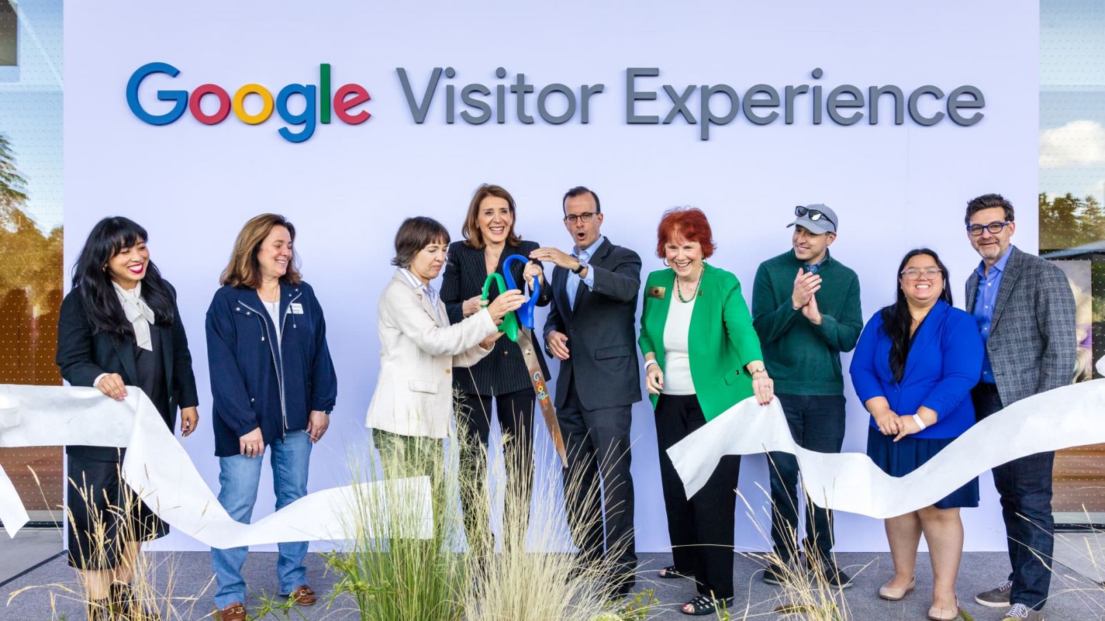 Các giám đốc điều hành của Google và lãnh đạo chính quyền địa phương đã tụ tập để khai trương trung tâm du khách mới của công ty