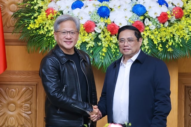 Thủ tướng Phạm Minh Chính (phải) đón Giám đốc điều hành Nvidia Jensen Huang tại trụ sở Chính phủ ở Hà Nội, ngày 10 tháng 12 năm 2023. Ảnh TTCP