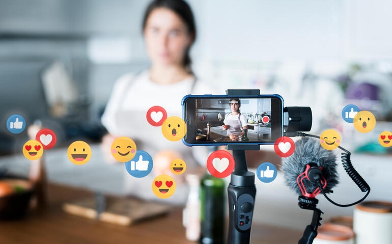 hình thức livestream bằng người ảo AI hiện đang ngày càng phổ biến trên thị trường trực tuyến toàn cầu.