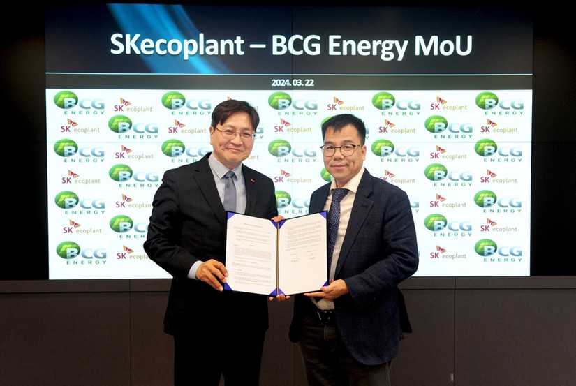 Giám đốc điều hành SK ecoplant Kyoung-II Park (trái) và Giám đốc điều hành BCG Energy Phạm Minh Tuấn tại lễ ký kết MoU tại Seoul vào ngày 22 tháng 3 năm 2024.