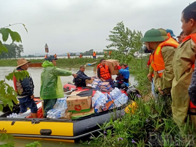 Huy động tối đa nhân lực và phương tiện nỗ lực tiếp tế lương thực nhu yếu phẩm cho người dân bị ngập lụt