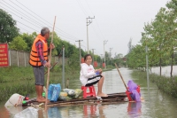 Hà Tĩnh: Nhiều nơi vẫn ngập sâu, chính quyền nỗ lực tiếp tế nhu yếu phẩm cho người dân vùng lũ