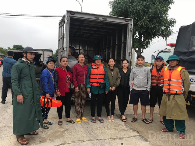 Nhiều đoàn cứu trợ hướng về vùng lũ Cẩm XUyên, Thạch Hà, TP Hà Tĩnh... ứng cứu