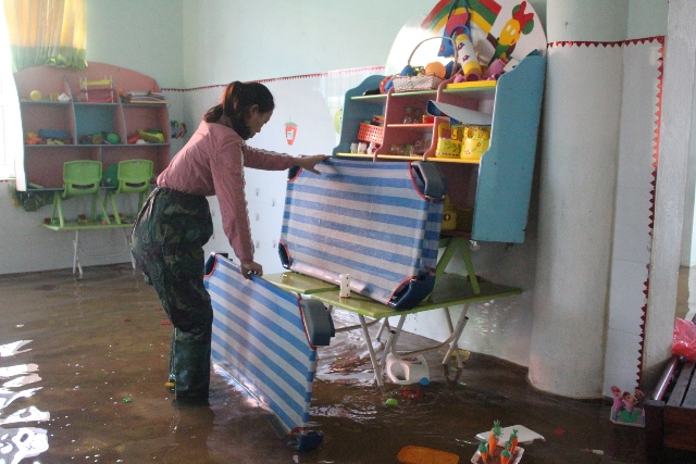 Tại trường mầm non Thạch Tân, thời điểm hiện tại, mực nước tại sân trường vẫn cao gần 1m, trong lớp từ 10 – 20cm. Các cán bộ, giáo viên nhà trường vẫn đang tập trung dọn dẹp lớp học. 