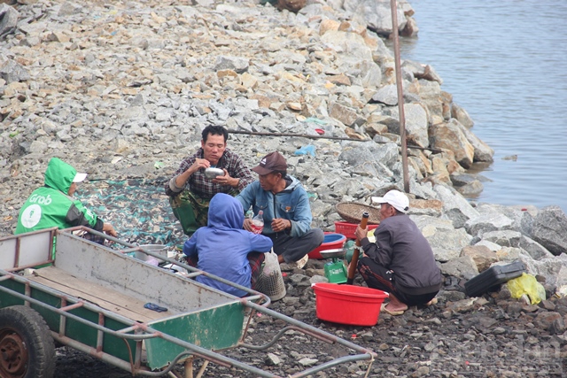 Vừa trở về sau chuyến ra khơi buổi sáng, các ngư dân tranh thủ nghỉ ngơi, ăn uống chuẩn bị chuyến ra khơi buổi chiều