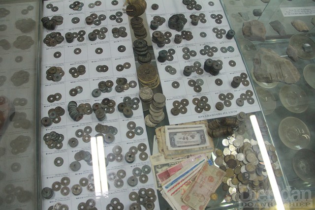 Bộ sưu tập tiền cổ qua nhiều niên đại.