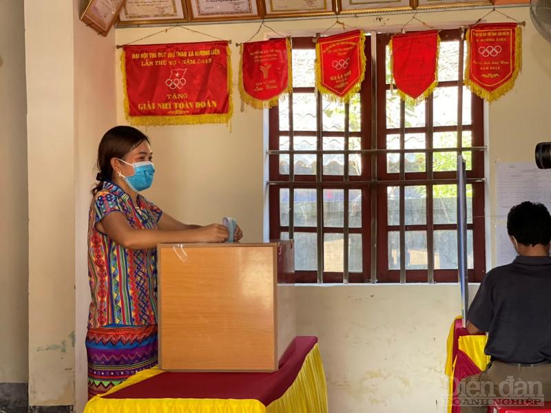 Chị Hồ Thị Kiên, Trưởng bản dân tộc Chứt bỏ phiếu tại xã Hương Liên (huyện Hương Khê)