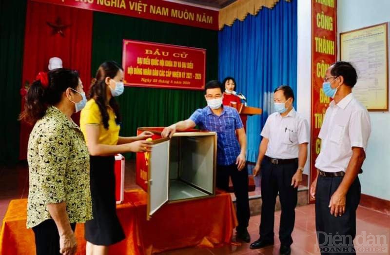 Đơn vị bầu cử tại xã Tân Lâm Hương kiểm tra hòm phiếu trước khi bầu cử.