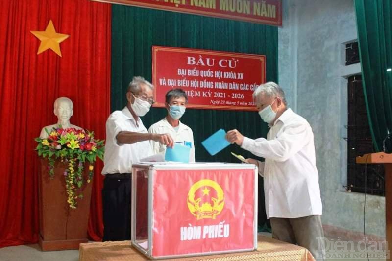 Người dân bầu cử tại đơn vị bầu cử số 4, thị trấn Đồng Lộc (huyện Can Lộc).