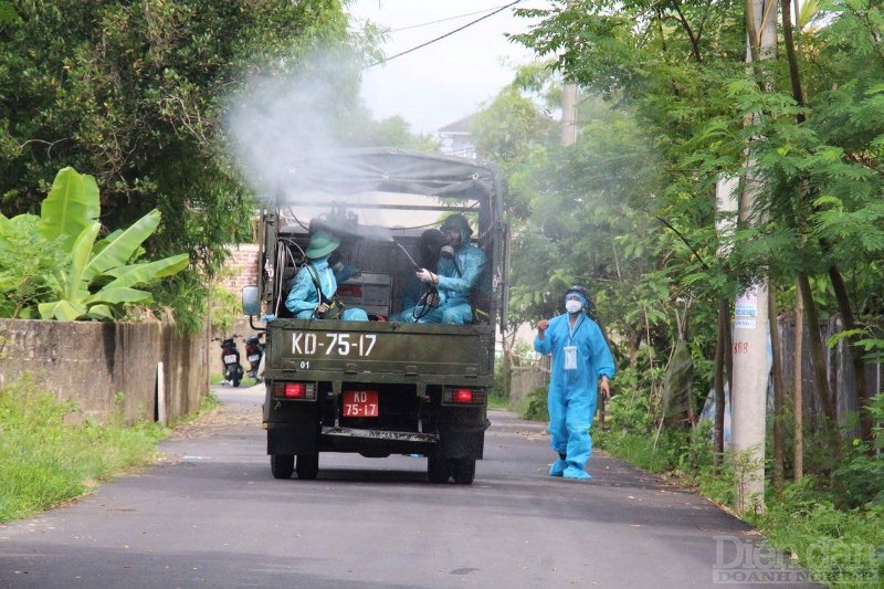 4 xe đặc chủng cùng 27 cán bộ, chiến sĩ tiến hành phun khử khuẩn nhiều tuyến đường tại xã Thạch Trung và phường Nguyễn Du bị phong tỏa do dịch Covid-19