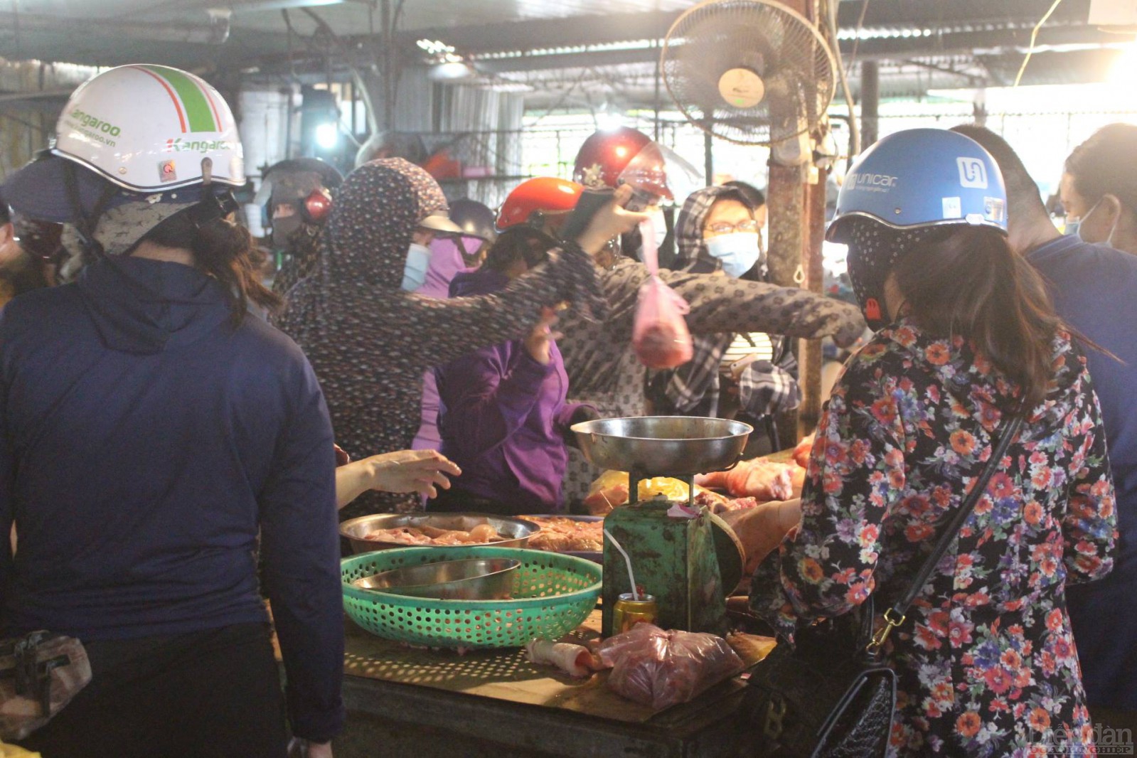 Sáng ngày 8/6, tại các chợ trên địa bàn TP Hà Tĩnh đều đông người mua sắm thực phẩm. Các loại rau củ quả, thịt cá... nhanh chóng hết hàng.