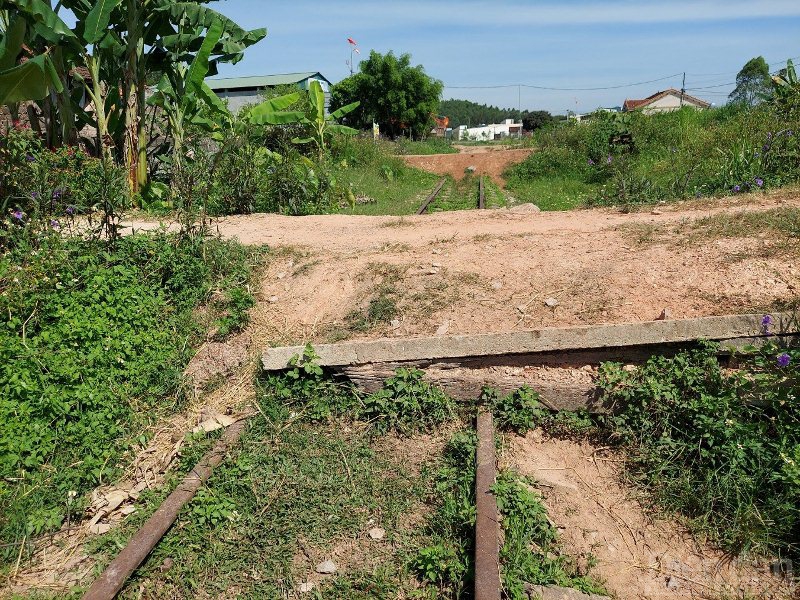 Nhiều đường ngang dân sinh vô tư được mở để đấu nối vào khu vực dân cư san lấp nhiều đoạn đường sắt đi qua suốt hàng chục năm nay.