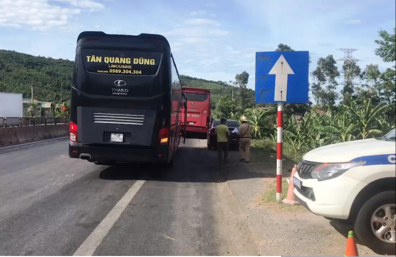 Lực lượng chức năng lập chốt kiểm soát xe khách ra vào địa bàn tỉnh Hà Tĩnh24/24 giờ