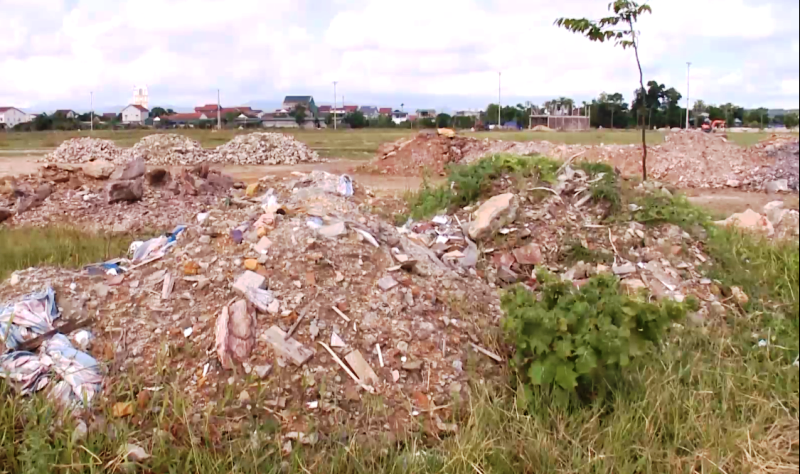 Khu vực hồ Điều Hòa, xã Thạch Trung trở thành nơi đổ trộm rác thải xây dựng