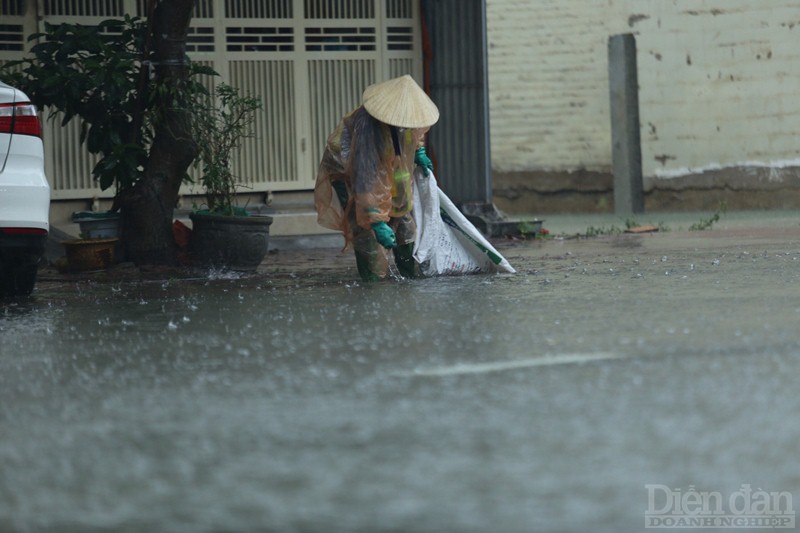 Thông tin từ Đài Khí tượng thủy văn tỉnh Hà Tĩnh dự báo, trong khoảng 3 - 6 giờ tới, khu vực Hà Tĩnh tiếp tục có mưa to đến rất to, với lượng mưa phổ biến từ 50 - 100 mm. Cảnh báo trong 3 - 6 giờ tới, nguy cơ cao xảy ra lũ quét, sạt lở đất và ngập úng trên các khu vực trong tỉnh.