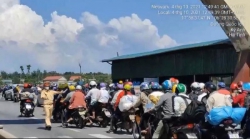 Hàng ngàn người đi xe máy từ các tỉnh phía Nam về qua Hà Tĩnh