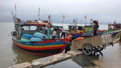 Hà Tĩnh: Xăng dầu tăng giá, ngư dân neo thuyền vì lỗ
