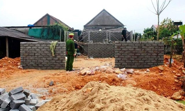 Lực lượng chức năng phát hiện một hộ dân tại xã Trung Lộc (huyện Can Lộc) tư ý xây dựng công trình trên phạm vi đã được hướng tuyến