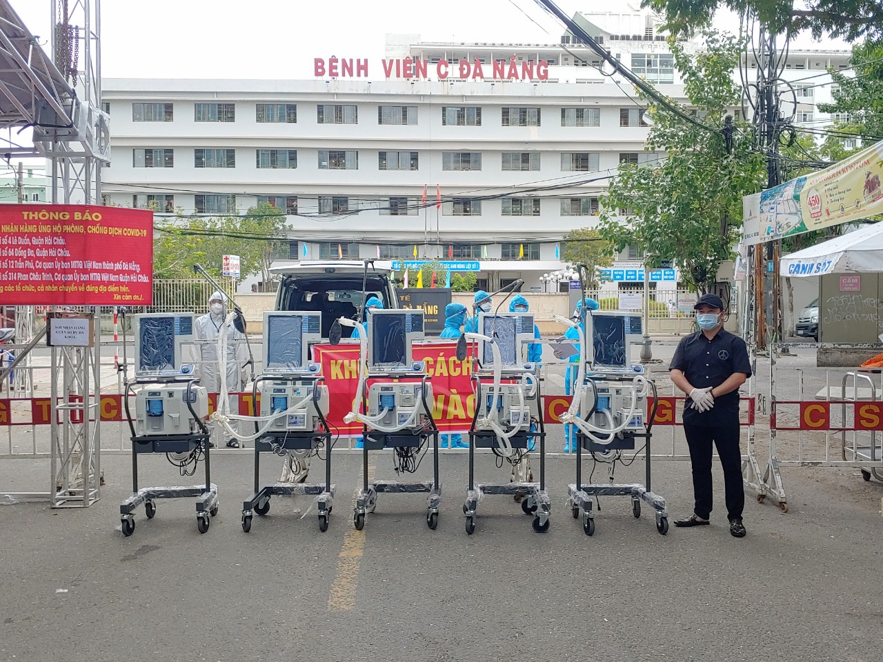 CLB Hoa lan đột biến sông Hàn tặng 5 máy thở cho Bệnh viện Đà Nẵng.