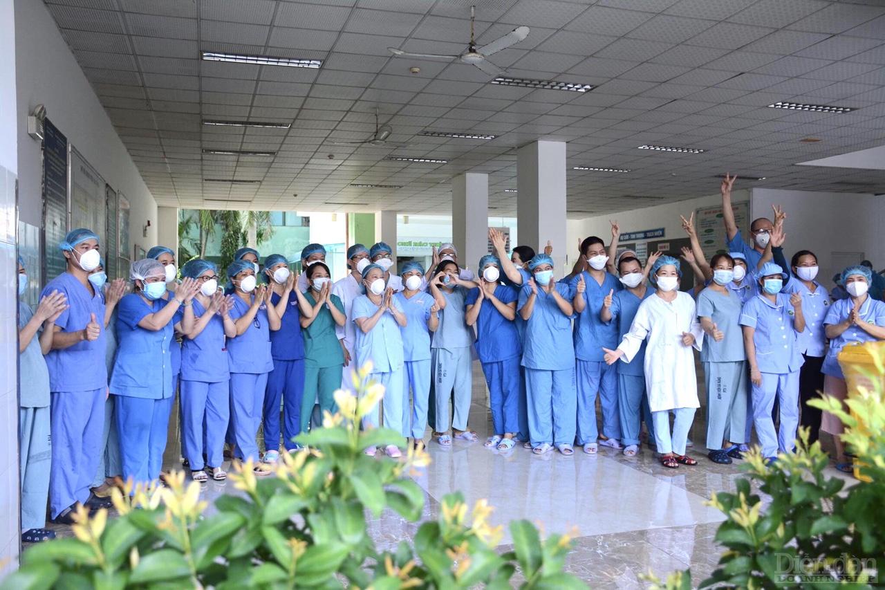 Các nhân viên y tế tại Bệnh viện Đà Nẵng vui mừng trong giây phút được gỡ cách ly.