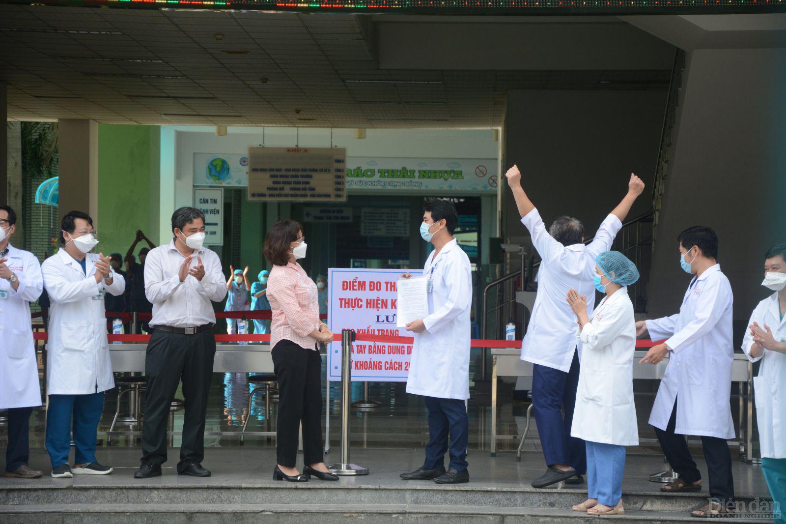 Bệnh viện Đà Nẵng được trao chứng nhận hoàn thành cách ly y tế.