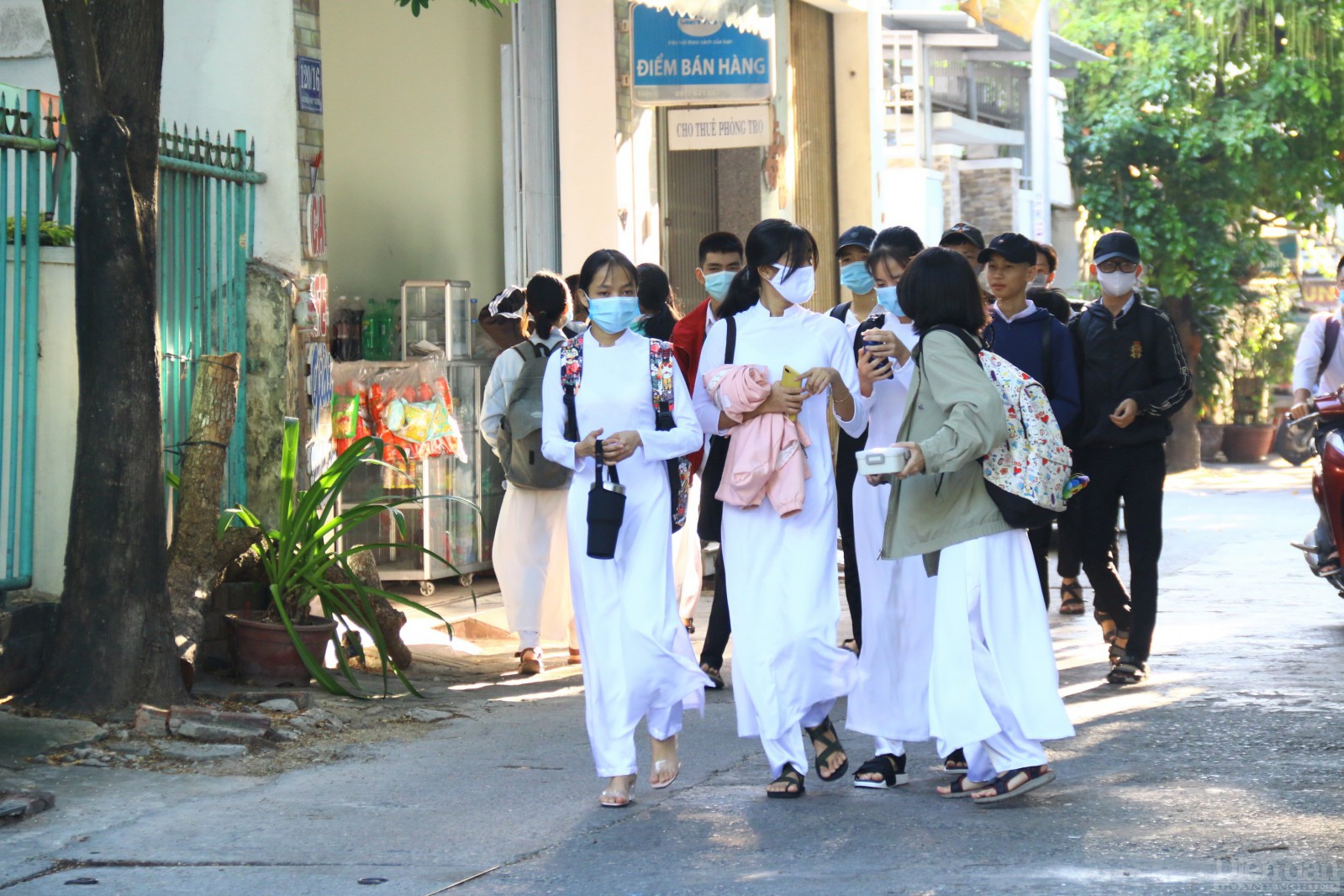 Học sinh tại các trường THPT trên địa bàn thành phố đến trường sau một thời gian dài thực hiện phòng, chống dịch.