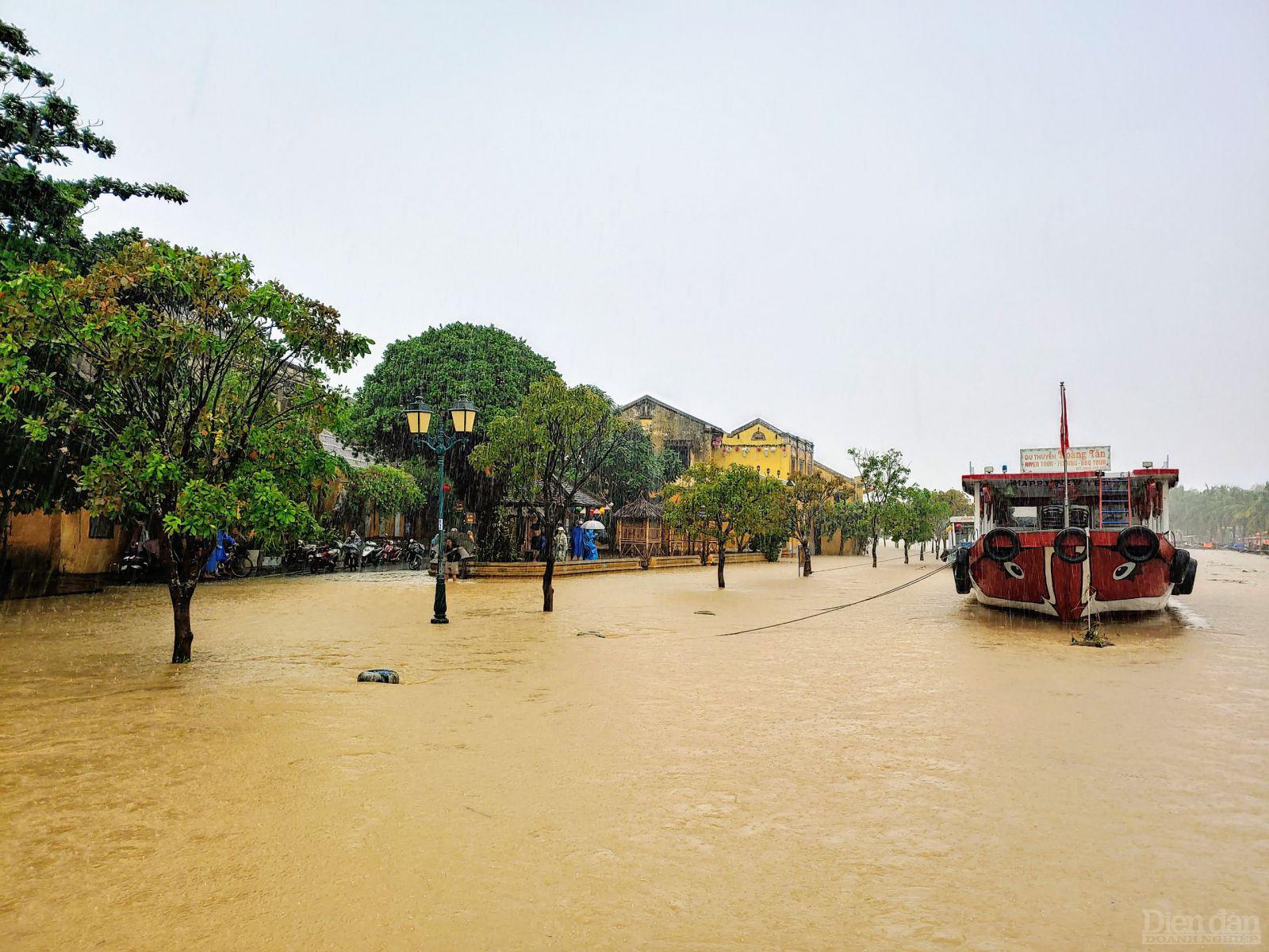 Mực nước sông tại Hội An đang dâng cao, tràn vào nhà dân tại khu phố cổ.