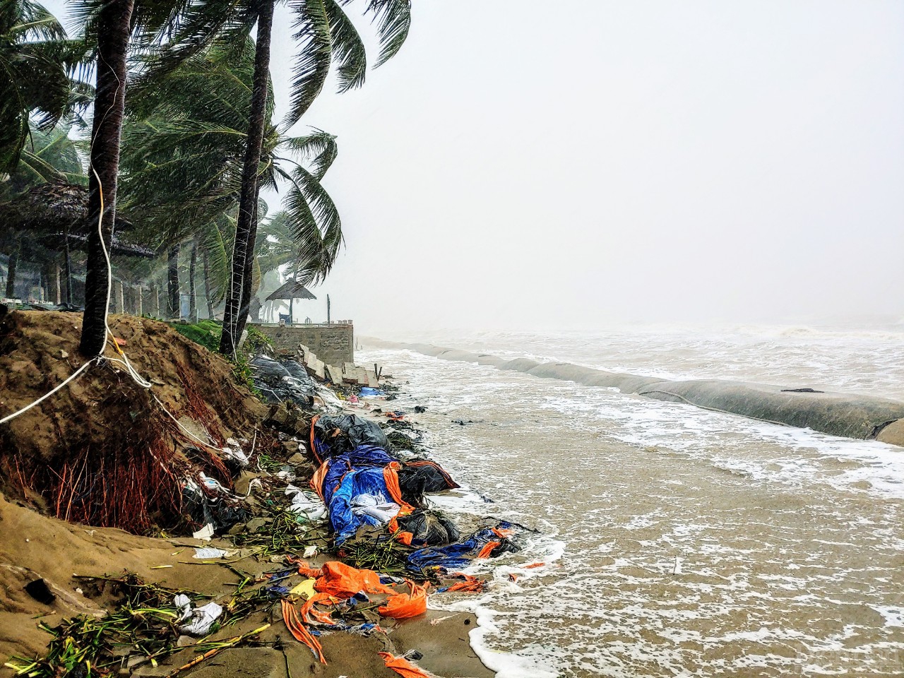 Gió lớn kèm sóng đe dọa bờ biển Cửa Đại, có khả năng việt sạt lở nặng sẽ diễn ra trong thời gian tới.
