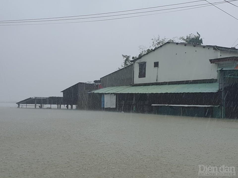 Nhiều nơi tại Quảng Nam vẫn trong tình trạng bị ngập sâu do nước lũ rút chậm.
