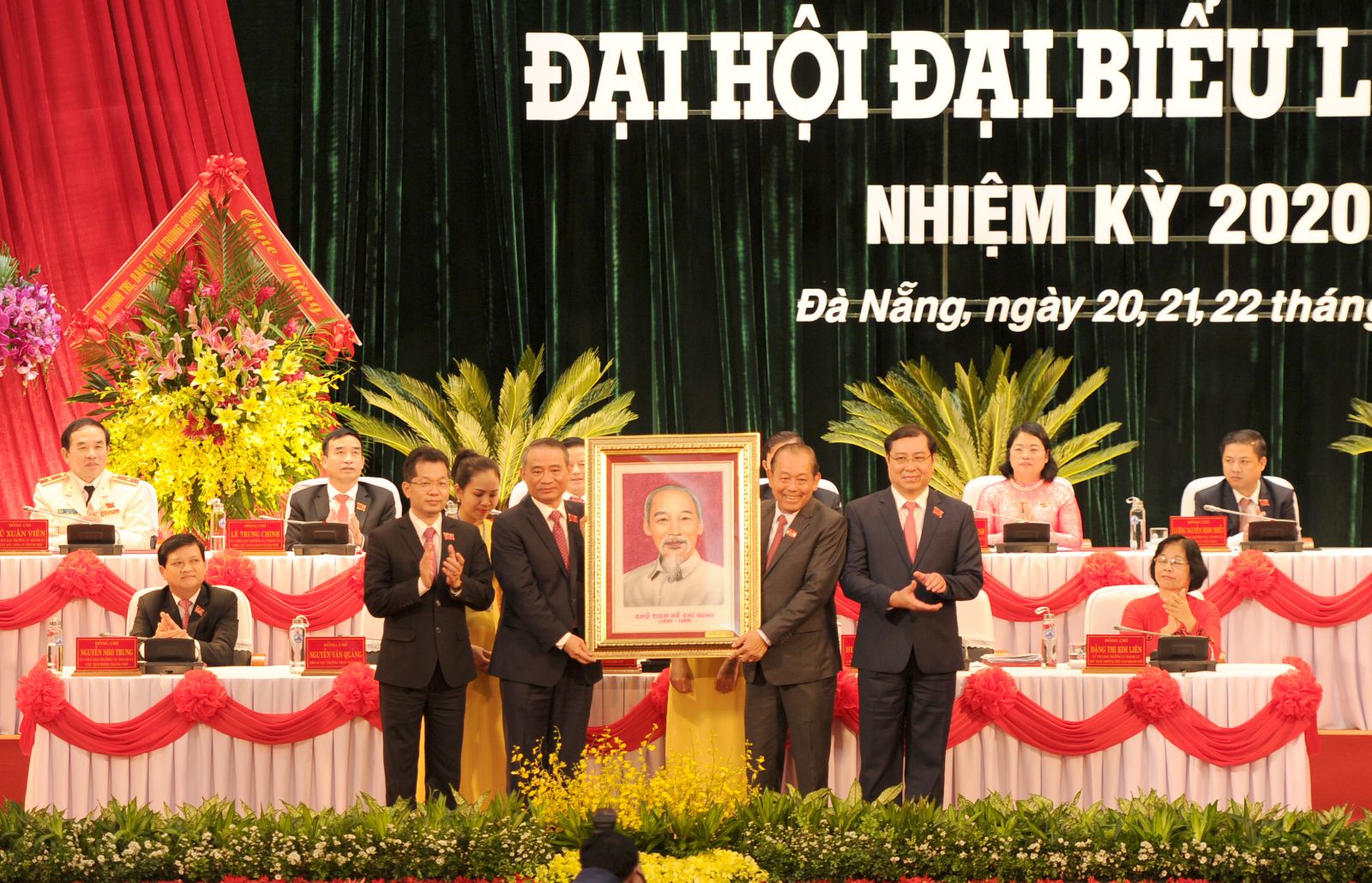 Phó Thủ tướng Trương Hòa Bình tặng quà lưu niệm cho Đại hội,