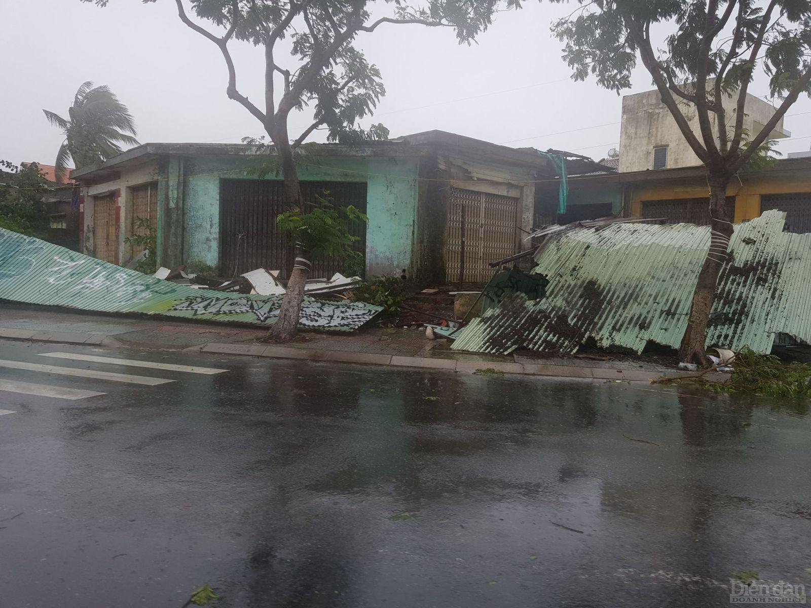 Nhiều ngôi nhà tại Đà Nẵng bị bão làm hư hại, rất mai không có thiệt hại đáng kể về người.