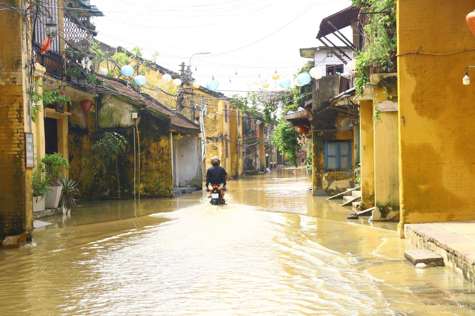 Nước lũ đã băng qua tuyến đường Nguyễn Thái Học.