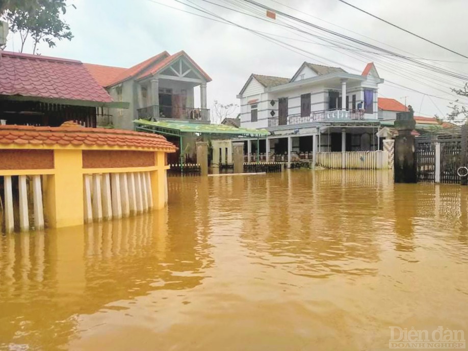 Nhiều khu vực tại huyện Duy Xuyên vẫn ngập sâu.