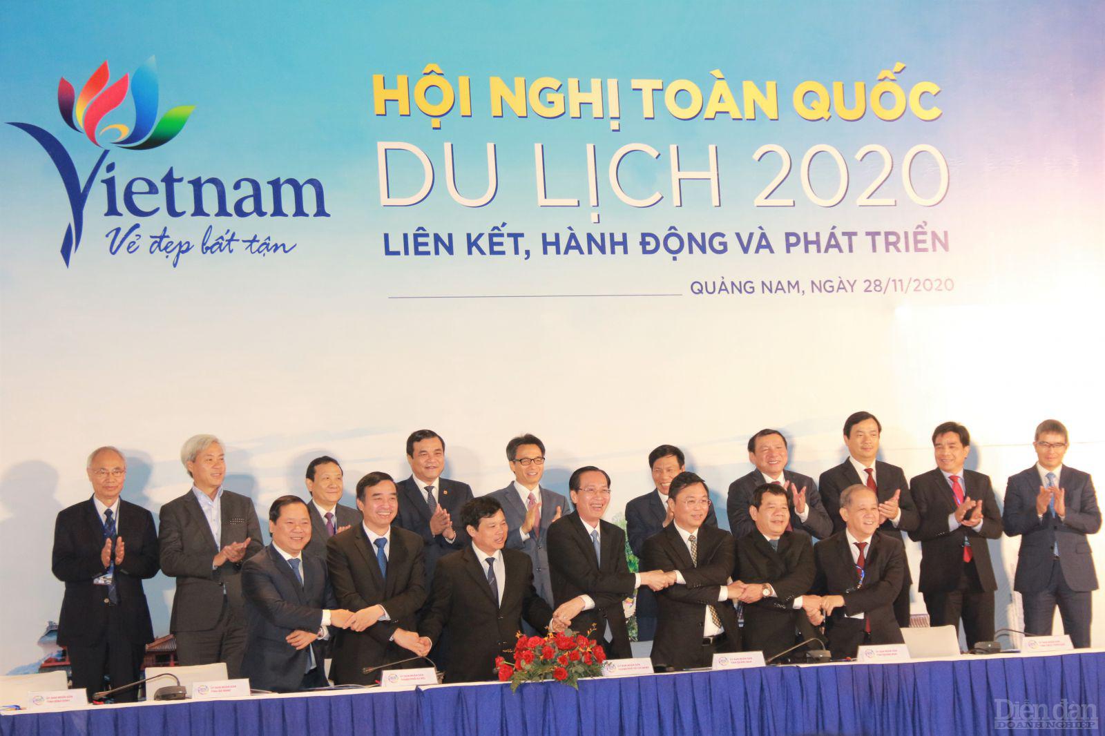 Lễ ký kết hợp tác liên kết, phát triển du lịch giữa Hà Nội, TP. Hồ Chí Minh và 05 tỉnh, thành thuộc Vùng kinh tế trọng điểm miền Trung.