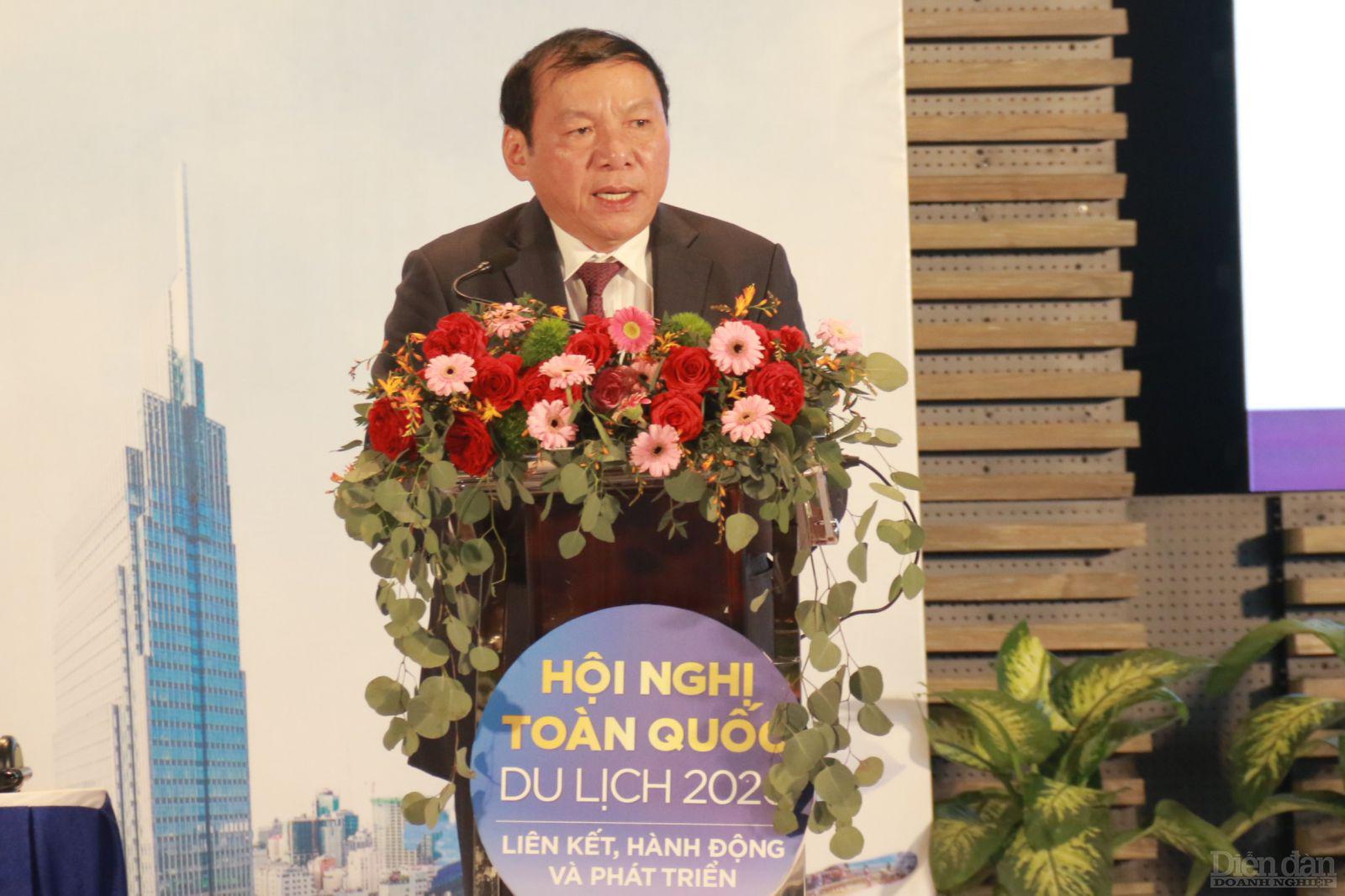 Thứ trưởng Bộ VH-TT-DL Nguyễn Văn Hùng cho biết dù Việt Nam đã sớm xây dựng và thực hiện chiến lược, kế hoạch phòng chống dịch COVID-19 một cách toàn diện nhưng ngành du lịch Việt Nam vẫn không tránh khỏi tổn thất nặng nề