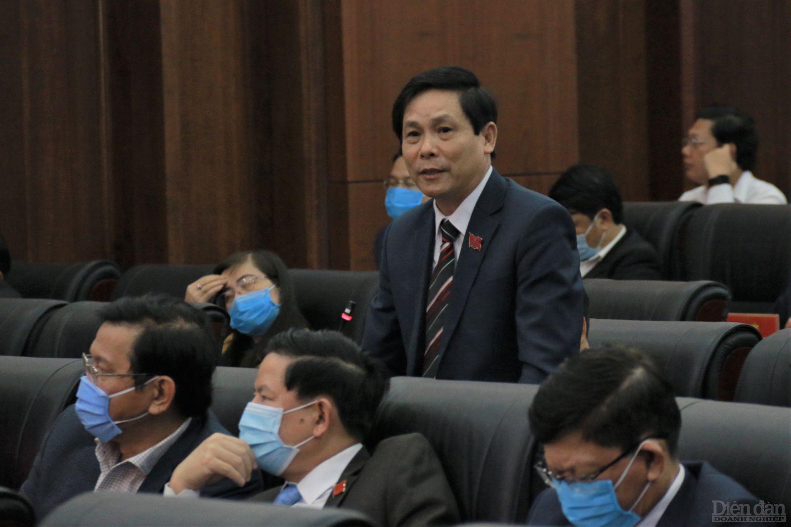 Đại biểu Huỳnh Tấn Xử cho rằng việc chất vấn hơn một nhiệm kỳ vấn đề vẫn chưa được giải quyết, dự án Làng Vân cần sớm được triển khai vì người dân địa phương đã chấp hành tốt việc di dời.