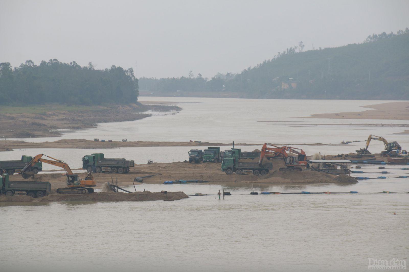 Đại điện phòng TN&MT huyện Đại Lộc cho biết khi giấy phép khai thác cát tại các mỏ dưới chân cầu Hà Nha hết thời gian sẽ đóng mỏ hẳn, không gia hạn hợp đồng.