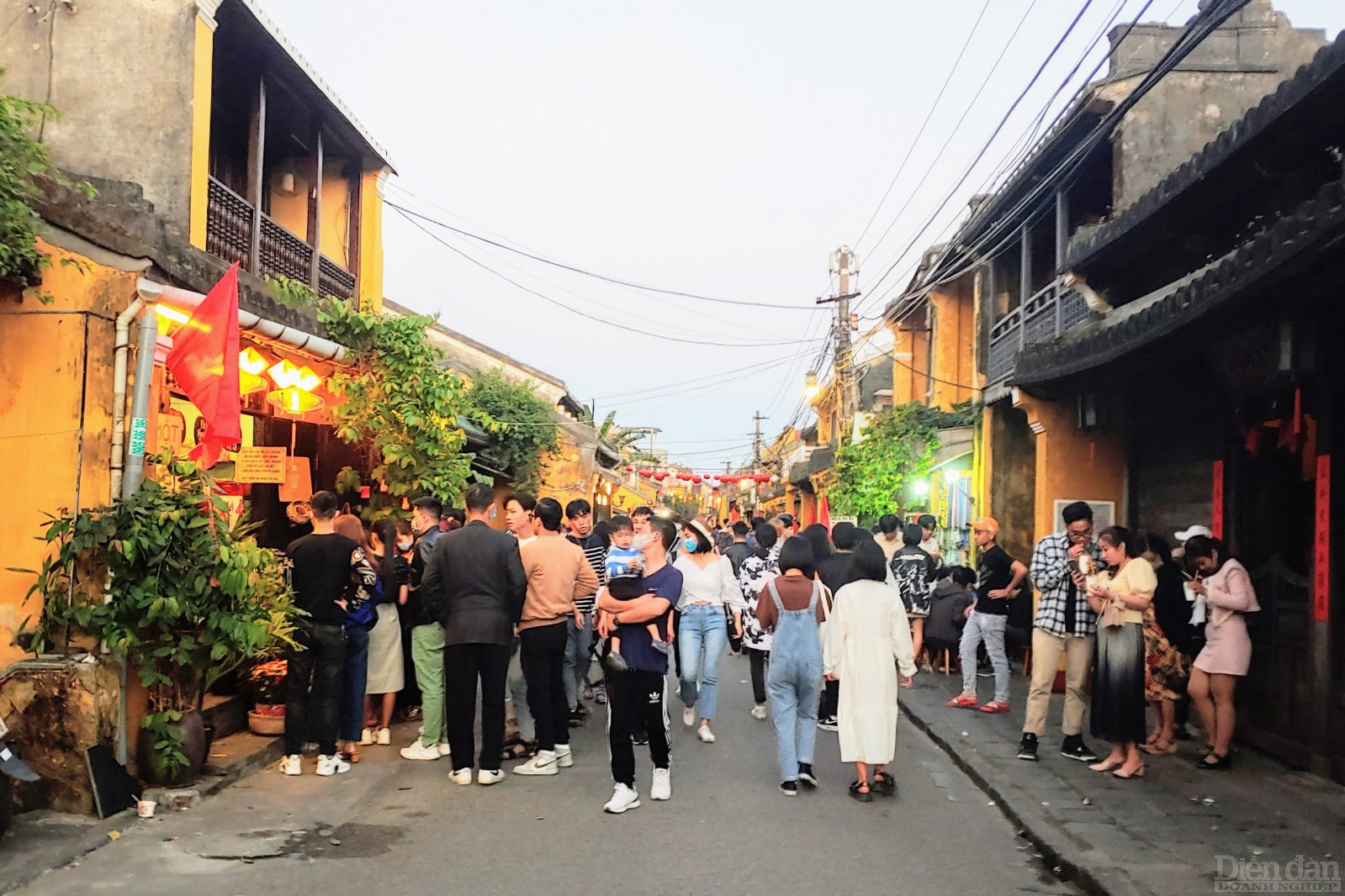 Khung cảnh đông đúc trước tiệm đồ uống nổi tiếng trên đường Trần Phú.