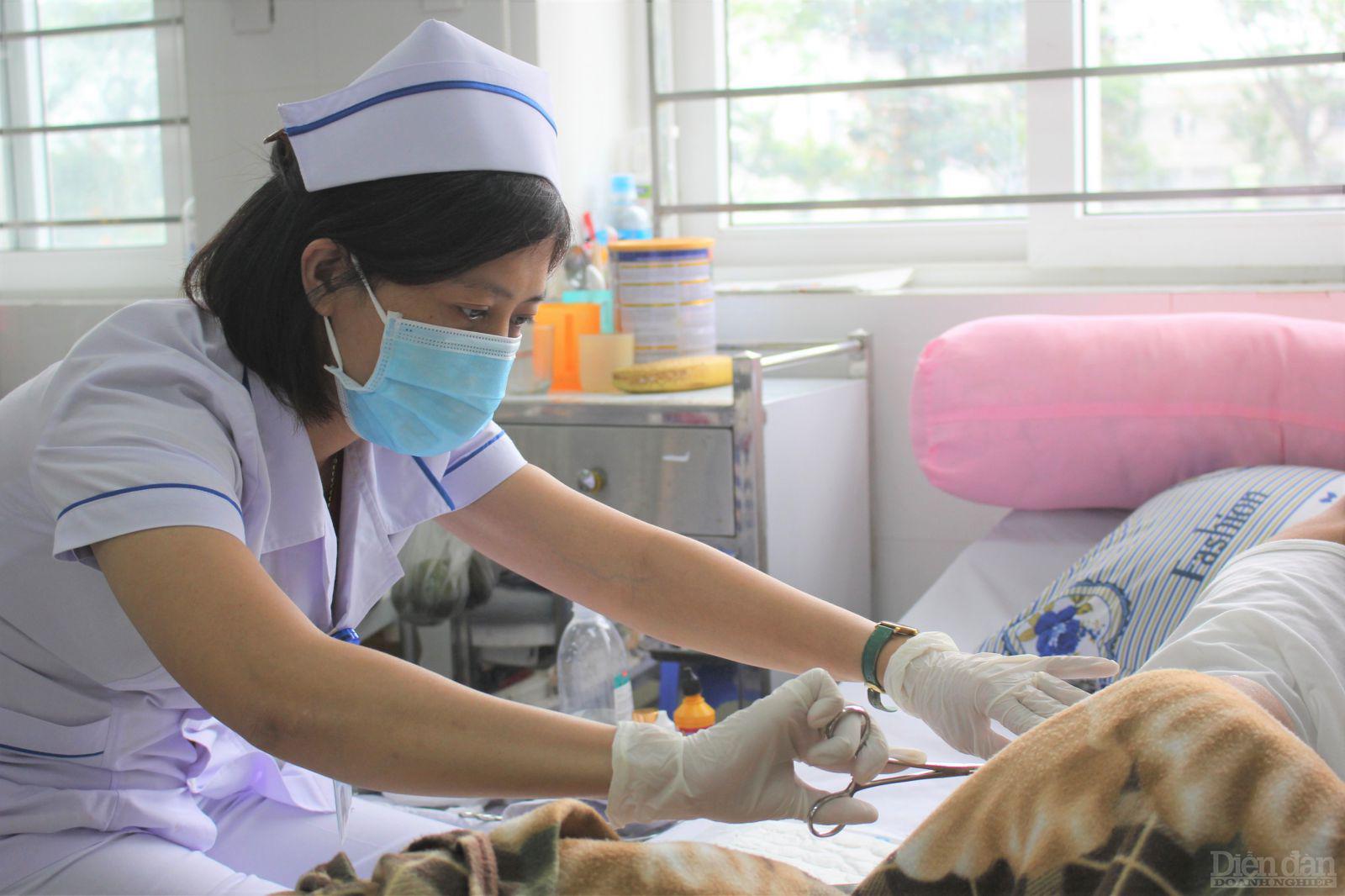 Điều dưỡng Ngô Thị Ny cần mẫn trong công việc thường ngày tại bệnh viện.